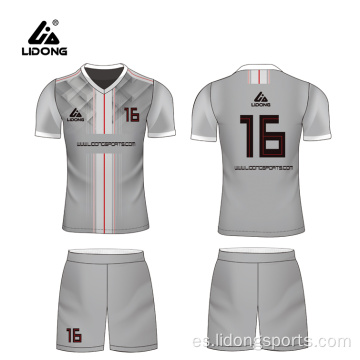 El equipo de fútbol de fútbol usa uniformes de fútbol
